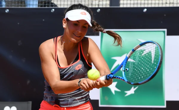 Fotka pistole a u ní jména rodičů. Tenistka dostala před zápasem výhrůžku