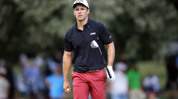 Tři patra volným pádem. Golfista spadl na turnaji do výtahové šachty