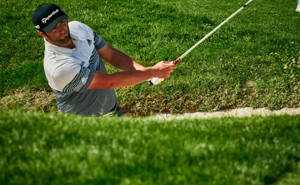 Autobusem přes poušť, tryskáčem přes Asii. Jak Rahm vysvobodil spoluhráče z válečné zóny