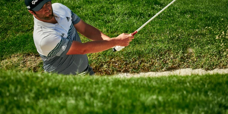 Autobusem přes poušť, tryskáčem přes Asii. Jak Rahm vysvobodil spoluhráče z válečné zóny