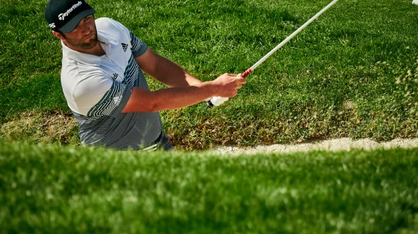 Autobusem přes poušť, tryskáčem přes Asii. Jak Rahm vysvobodil spoluhráče z válečné zóny