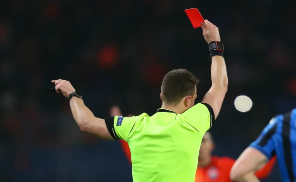 Chaos, rvačka a 17 vyloučených. Policie musela na fotbale použít i slzný plyn