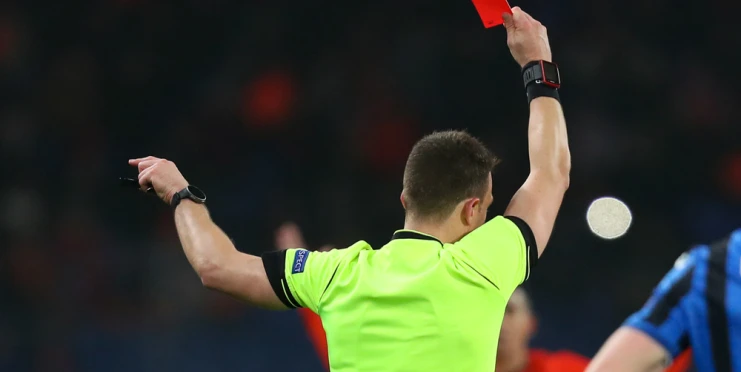 Chaos, rvačka a 17 vyloučených. Policie musela na fotbale použít i slzný plyn