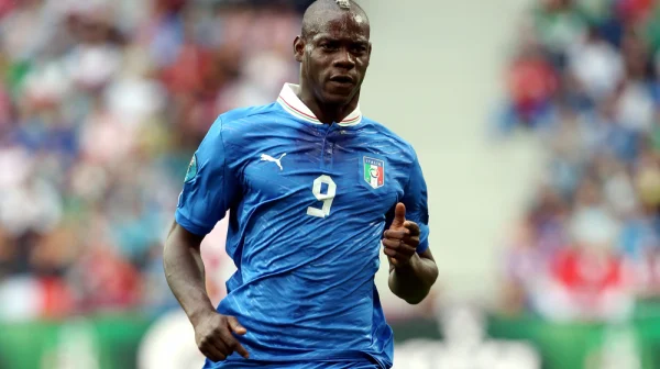 V Emirátech posílali Balotelliho 'na banán'. Mám toho dost, zlobí se útočník kvůli rasismu