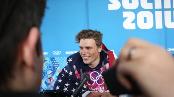 Protest na Hrách: Lyžař vyčůral do sněhu vulgární vzkaz americkým agentům ICE