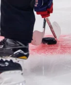Trenér v Rusku bil hokejkou chlapce přes hlavu. Nejsi na baletu, podporují ho teď lidé