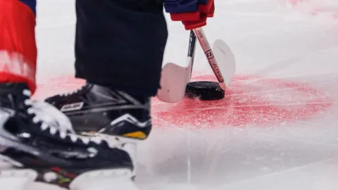 Trenér v Rusku bil hokejkou chlapce přes hlavu. Nejsi na baletu, podporují ho teď lidé