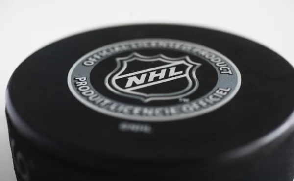 Bacha, stále vysíláme. Flyers potrestali svého komentátora za obhroublý vtípek