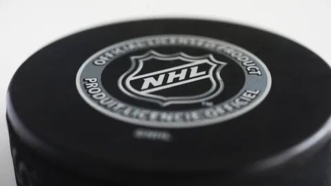 Bacha, stále vysíláme. Flyers potrestali svého komentátora za obhroublý vtípek