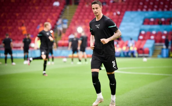Bizár v bundeslize. Fotbalista si vyměnil dres a zmátl tím reportérku