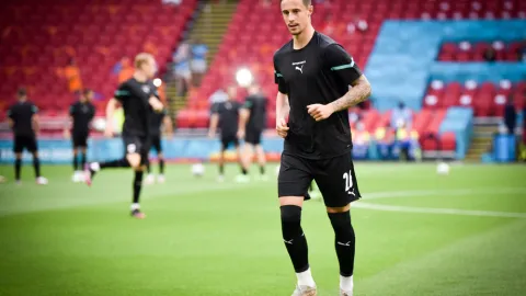 Bizár v bundeslize. Fotbalista si vyměnil dres a zmátl tím reportérku