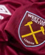 West Ham jde proti svým vlastním fanouškům. Zabavuje turistické šály