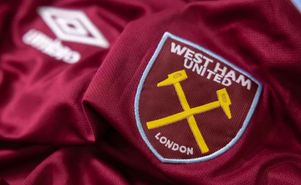 West Ham jde proti svým vlastním fanouškům. Zabavuje turistické šály