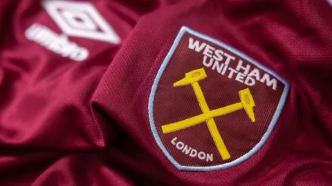 West Ham jde proti svým vlastním fanouškům. Zabavuje turistické šály