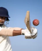 Tragédie v kriketu. Sedmnáctiletého hráče zabil zásah míčkem do krku