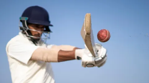 Tragédie v kriketu. Sedmnáctiletého hráče zabil zásah míčkem do krku