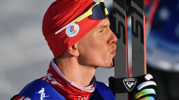 A už se perou! Ruský šampion Bolšunov neunesl křivdu, krajana poslal přes bariéru