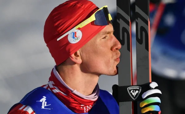 A už se perou! Ruský šampion Bolšunov neunesl křivdu, krajana poslal přes bariéru