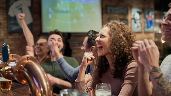 Dát si v baru pivo po půlnoci? Jen když bude fotbalový úspěch, řekli britští zákonodárci