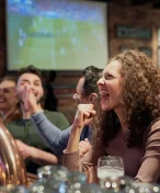 Dát si v baru pivo po půlnoci? Jen když bude fotbalový úspěch, řekli britští zákonodárci