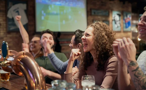 Dát si v baru pivo po půlnoci? Jen když bude fotbalový úspěch, řekli britští zákonodárci