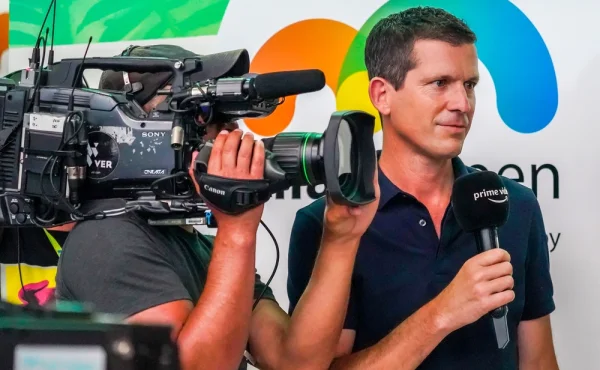 Je ti horko Time? Henmanovým koláčům potu se zasmála i kolegyně