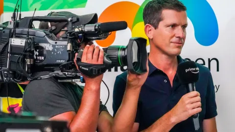 Je ti horko Time? Henmanovým koláčům potu se zasmála i kolegyně