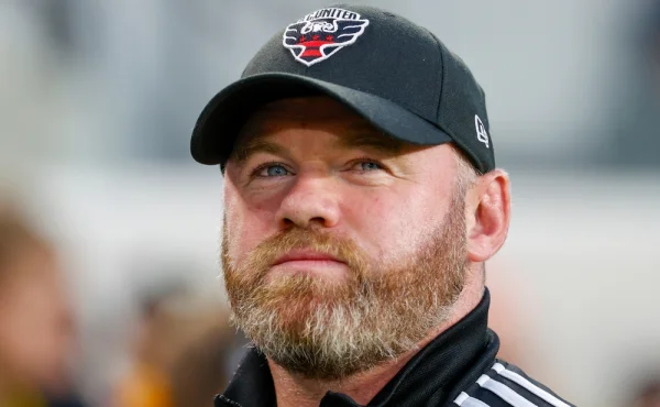 Na jedno ucho neslyším! Rooney přiznal svůj tajný handicap pro práci komentátora