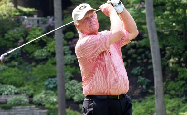 Tvrdil, že golfová legenda trpí demencí. Teď musí zaplatit víc než miliardu jako odškodné