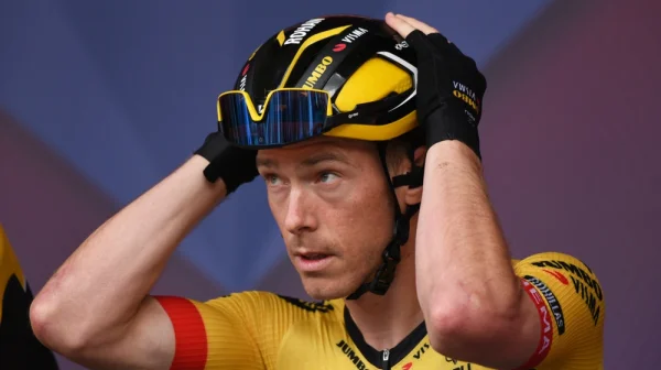 Dennis pod palbou kritiky: Přejel manželku, teď o novém autě napsal, že je to zbraň