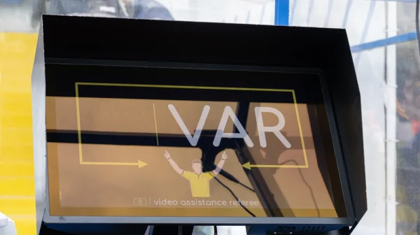 VAR v akci. Rozhodl o červené kartě kvůli štípanci do intimních partií