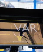 VAR v akci. Rozhodl o červené kartě kvůli štípanci do intimních partií