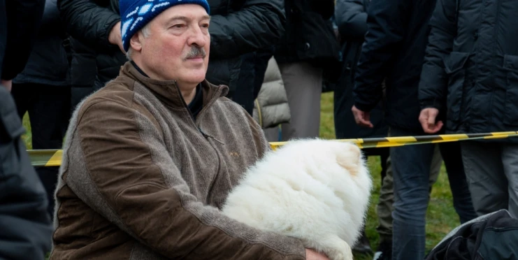 Lukašenko na ledě v hokejové výstroji a s bílým špicem. Internet baví bizarní show z Běloruska