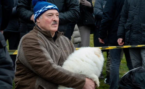 Lukašenko na ledě v hokejové výstroji a s bílým špicem. Internet baví bizarní show z Běloruska