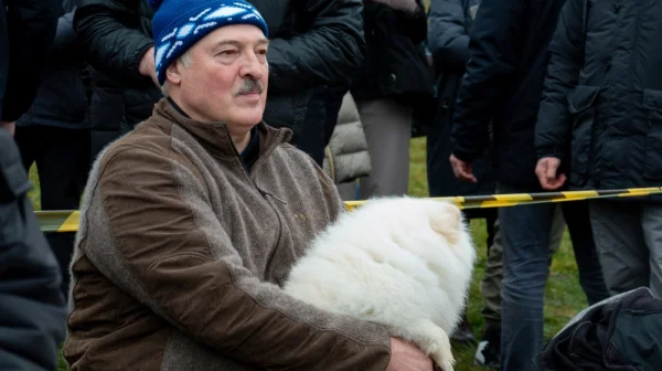 Lukašenko na ledě v hokejové výstroji a s bílým špicem. Internet baví bizarní show z Běloruska