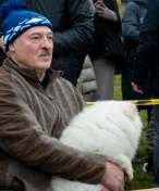 Lukašenko na ledě v hokejové výstroji a s bílým špicem. Internet baví bizarní show z Běloruska