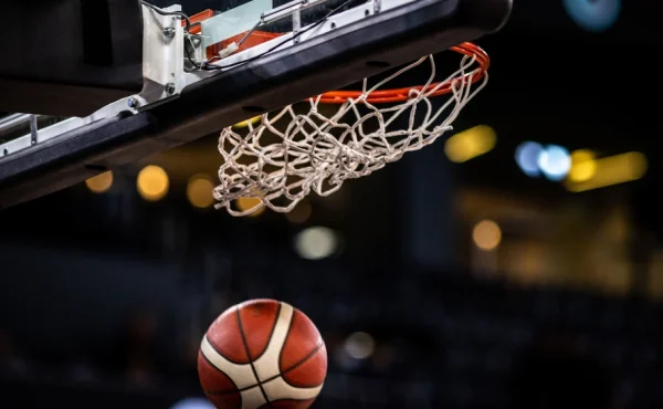 Je jí 18 a měří 226 centimetrů. Čína má novou basketbalovou zbraň, která děsí soupeřky