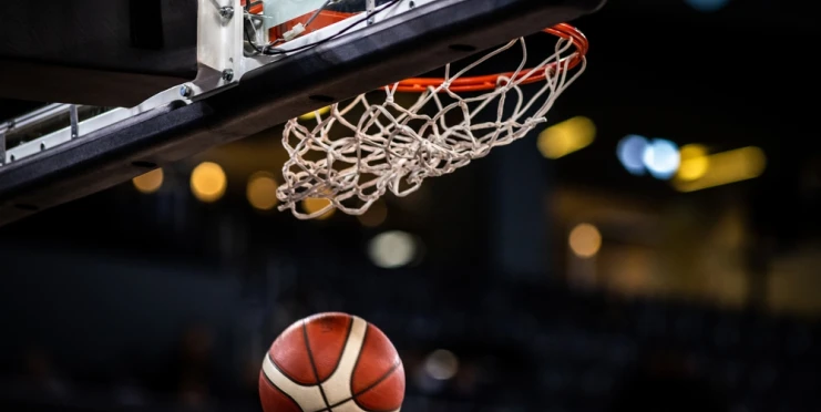 Je jí 18 a měří 226 centimetrů. Čína má novou basketbalovou zbraň, která děsí soupeřky