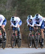 Další útok gangu zlodějů: Cyklisté týmu TotalEnergies přišli během závodu o 20 kol