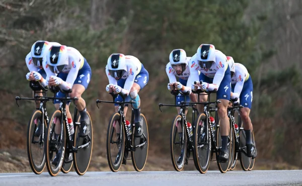 Další útok gangu zlodějů: Cyklisté týmu TotalEnergies přišli během závodu o 20 kol