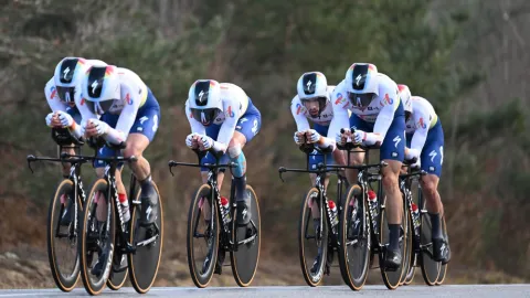 Další útok gangu zlodějů: Cyklisté týmu TotalEnergies přišli během závodu o 20 kol