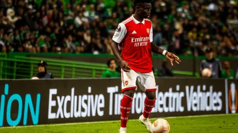Vážně to jsou oni? Saka, Rice a Eze slavili titul Arsenalu v 5 ráno před stadionem