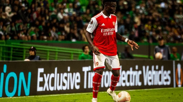 Vážně to jsou oni? Saka, Rice a Eze slavili titul Arsenalu v 5 ráno před stadionem