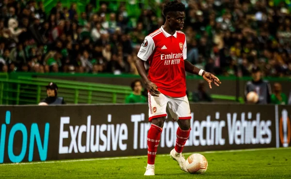 Vážně to jsou oni? Saka, Rice a Eze slavili titul Arsenalu v 5 ráno před stadionem