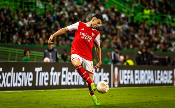 Omlouvám se, kaje se Martinelli. Zraněného protihráče surově odstrčil ze hřiště