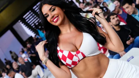 Bikini na sněhu. Nejkrásnější fotbalová fanynka Ivana Knollová ignoruje mráz