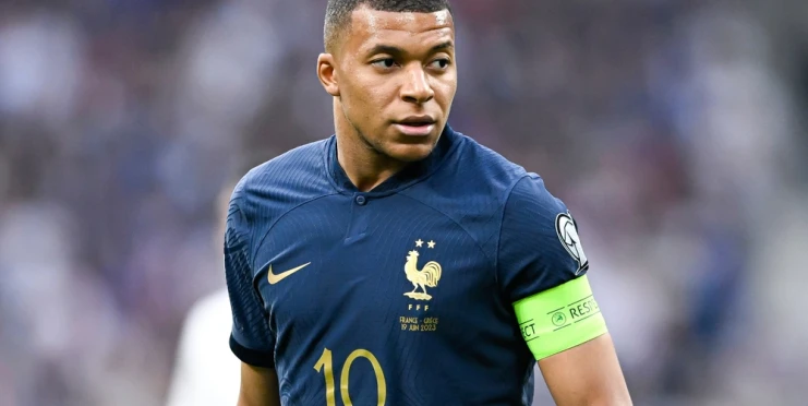 Policistu vyrazili, protože vzal peníze od Mbappého. Přišel si na téměř 1,5 milionu