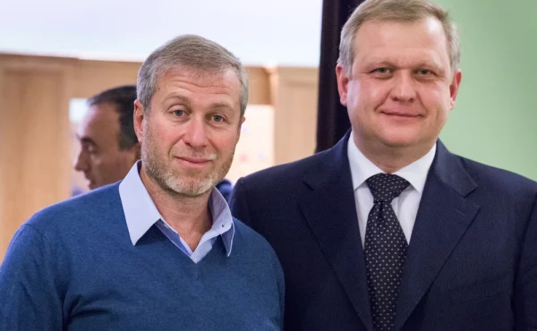 Bývalý majitel Chelsea Abramovič má 30 dní, aby pomohl Ukrajině. Jinak ho Britové zažalují