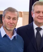 Bývalý majitel Chelsea Abramovič má 30 dní, aby pomohl Ukrajině. Jinak ho Britové zažalují