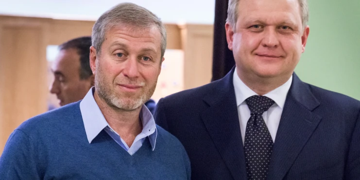 Bývalý majitel Chelsea Abramovič má 30 dní, aby pomohl Ukrajině. Jinak ho Britové zažalují